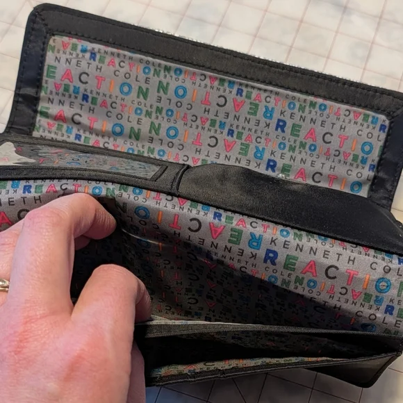 Kenneth Cole Reaction Bill-size Wallet - Picture 6 of 6